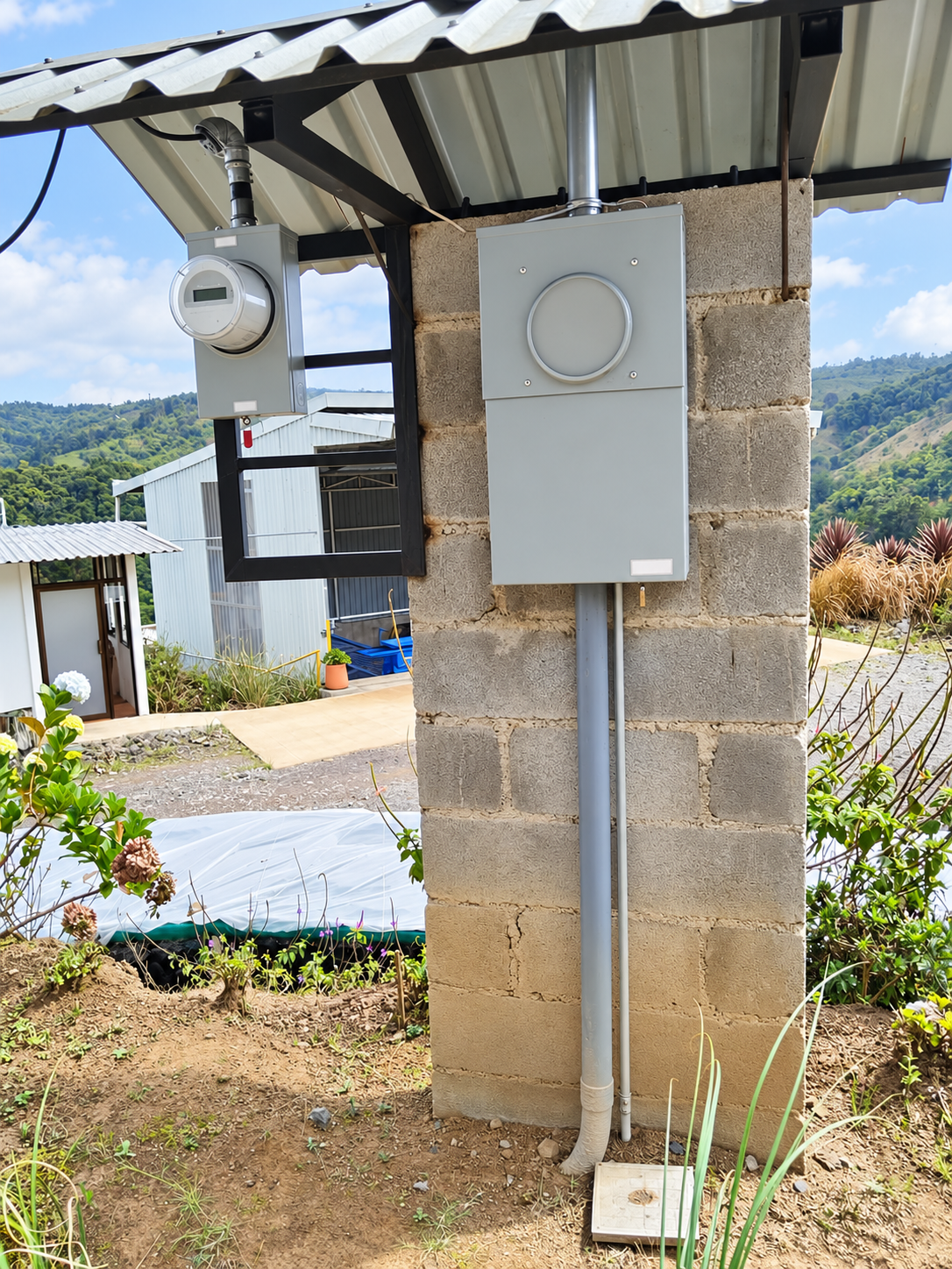 Instalación real de medidor eléctrico en Costa Rica